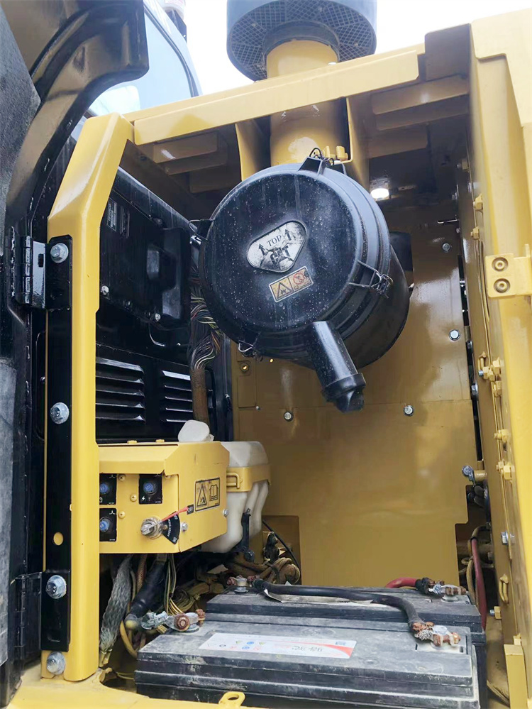Good Condition 20 Ton Used Caterpillar 320D2 Excavator in Japan with Low Working Hours