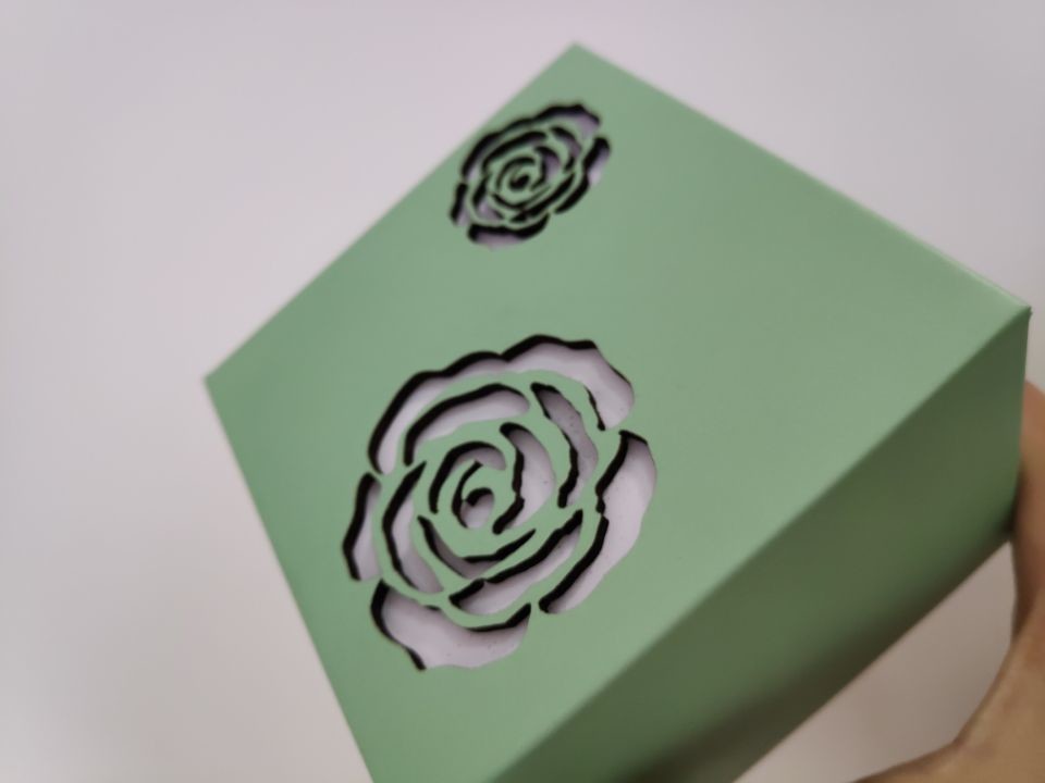Wholesale custom luxury rigid jewelry packaging box with laser flower