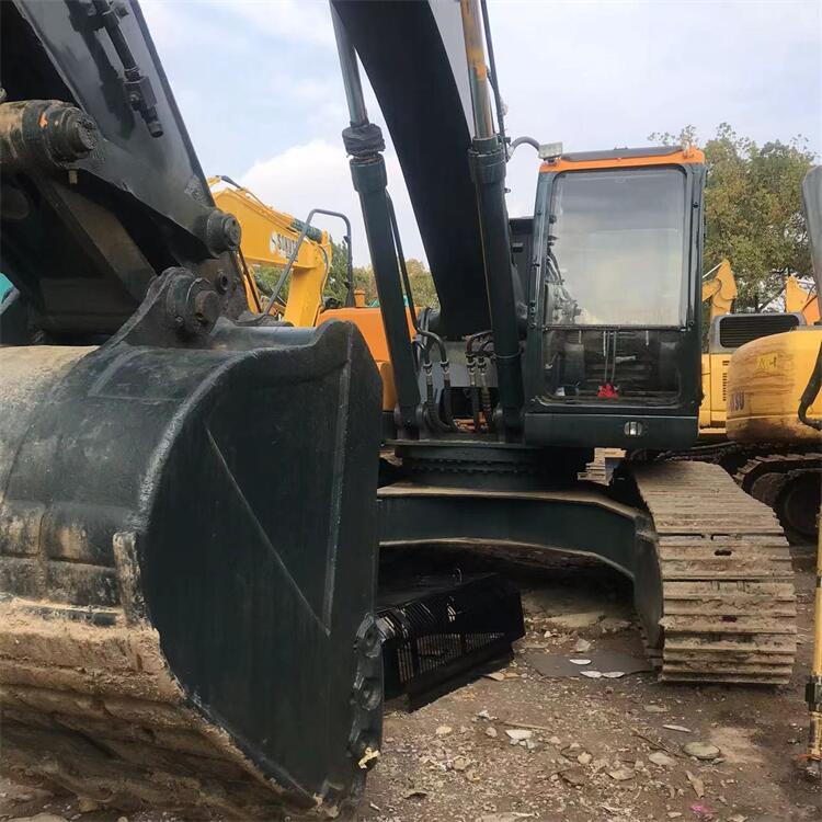 Large 30 Ton Used Hyundai 305 Excavator with Original Hydraulic Valve in Shanghai