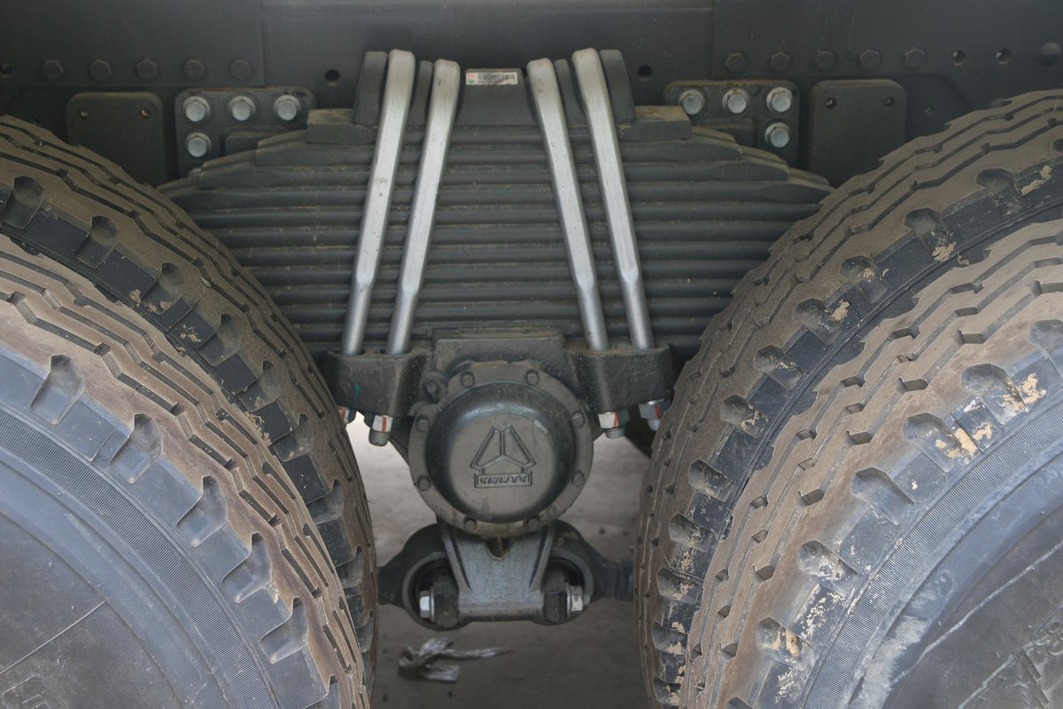 Sinotruk Haohan N7G Flat Top Half Row Seats 380 Horsepower Automatic Air Conditioning 6X4 Concrete Mixer Truck