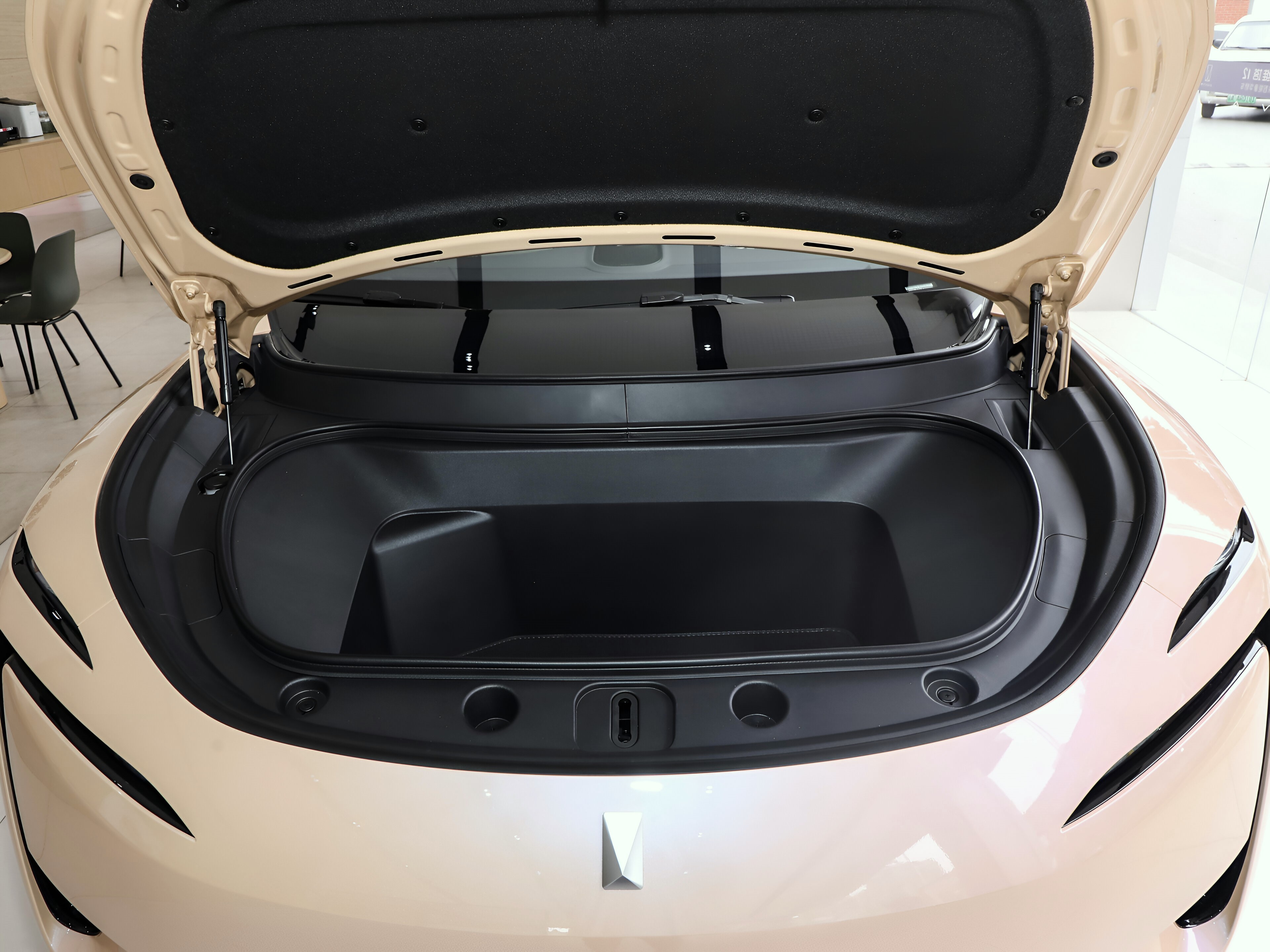 2025 AVATR 12 is a high-end electric sedan in China. It has two modes: Ev and Erev