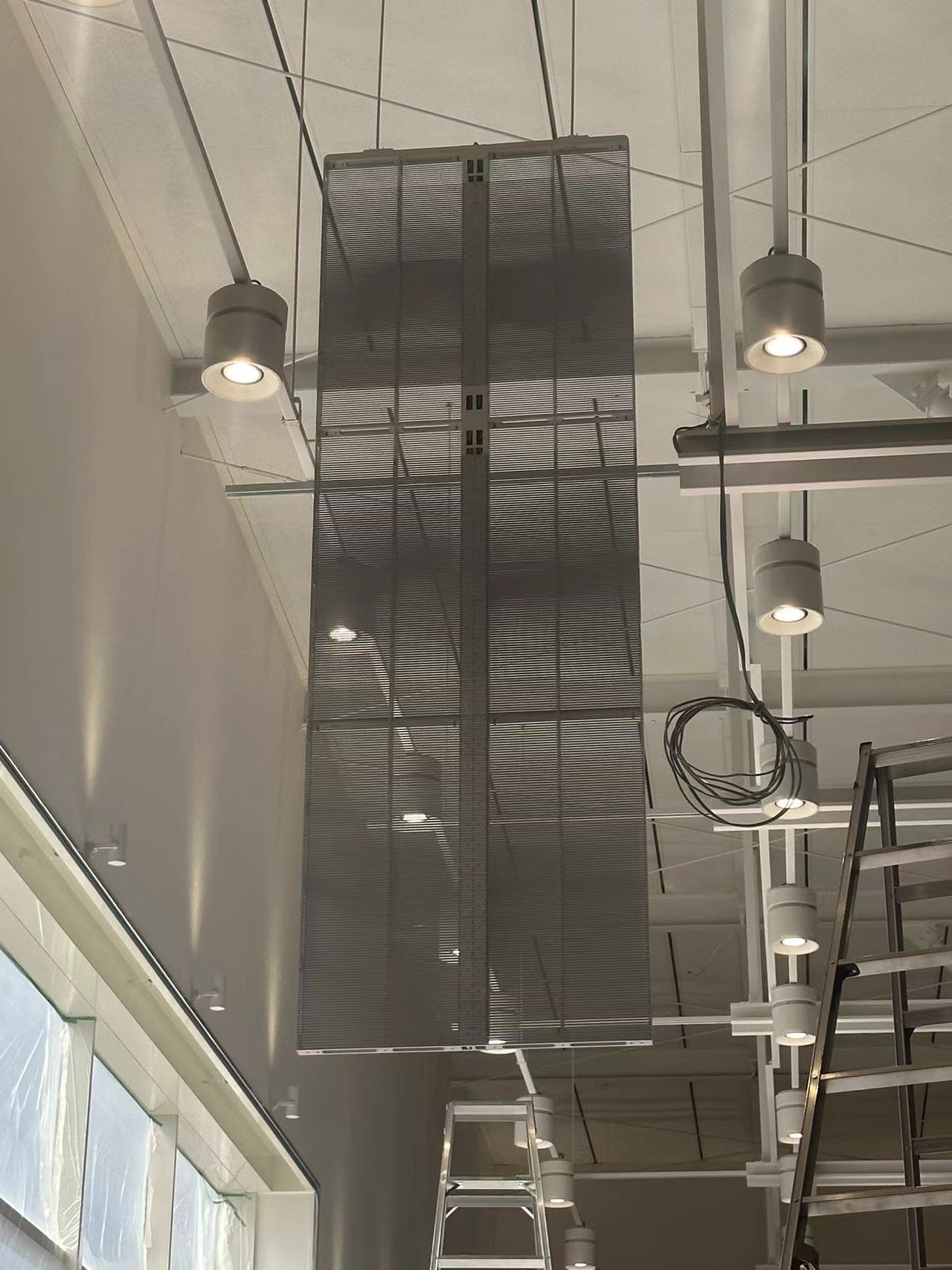 P3.9-7.8 LED Transparent Advertising Screen CE ROHS FCC Certified for Shopping Centers