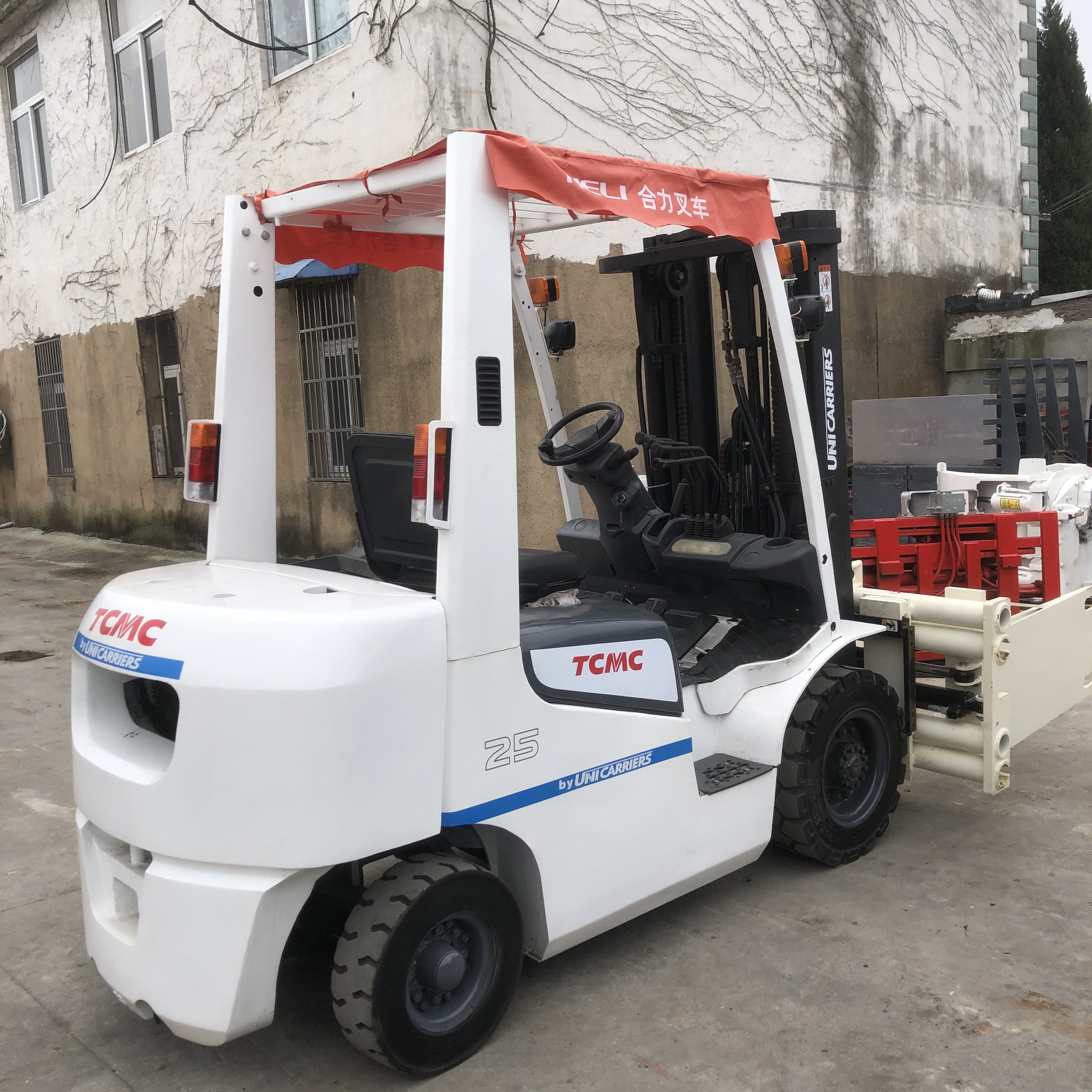 Japan TCM 25 2.5Tons 3Meters Forklift With Clamp White TCM Lifting Machine