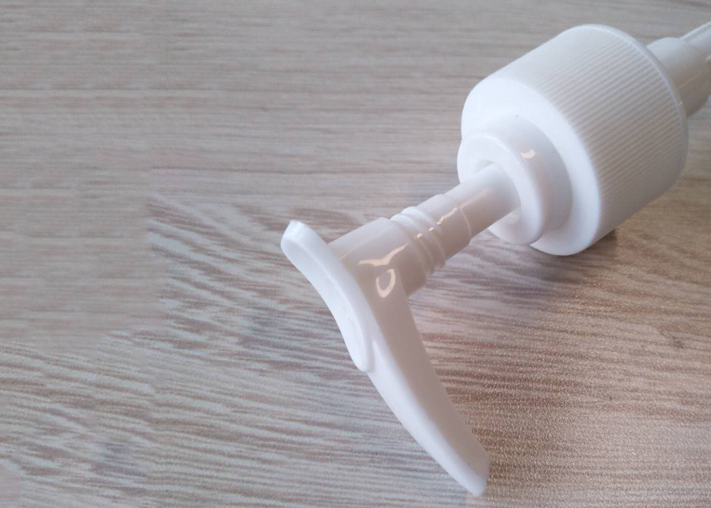 Up - Down ribbed Plastic 24mm Screw Lotion Pump