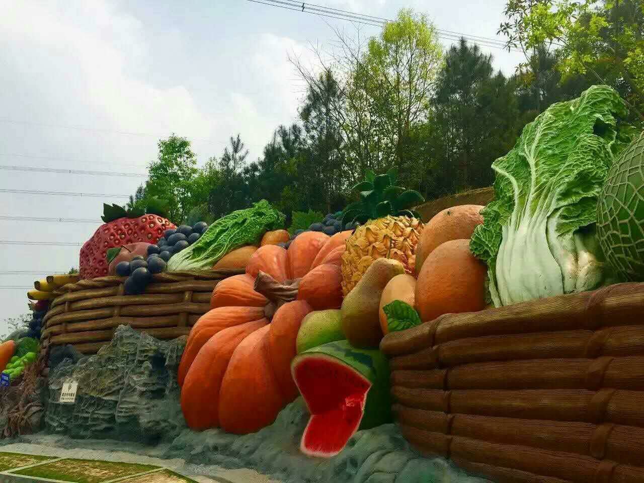 Cute Fruits And Vegetables Topiary Sculpture , Outdoor Garden Sculpture Colorful