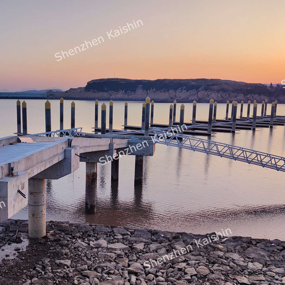 Premium Floating Aluminum Platforms Marine Floating Docks With WPC Decking And LLDPE Floaters
