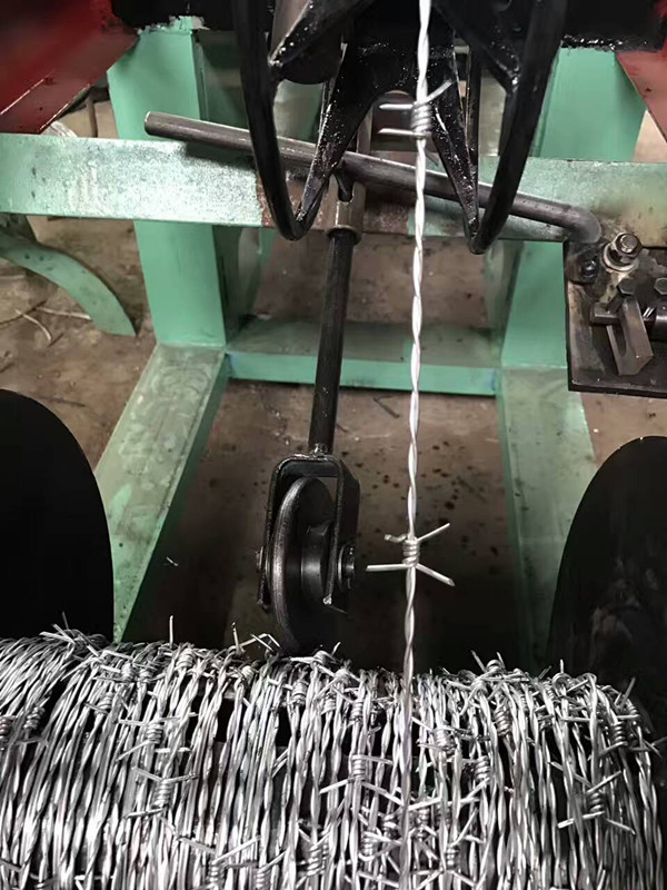 High Speed Straight and Reverse Twisted Barbed Wire making Machine