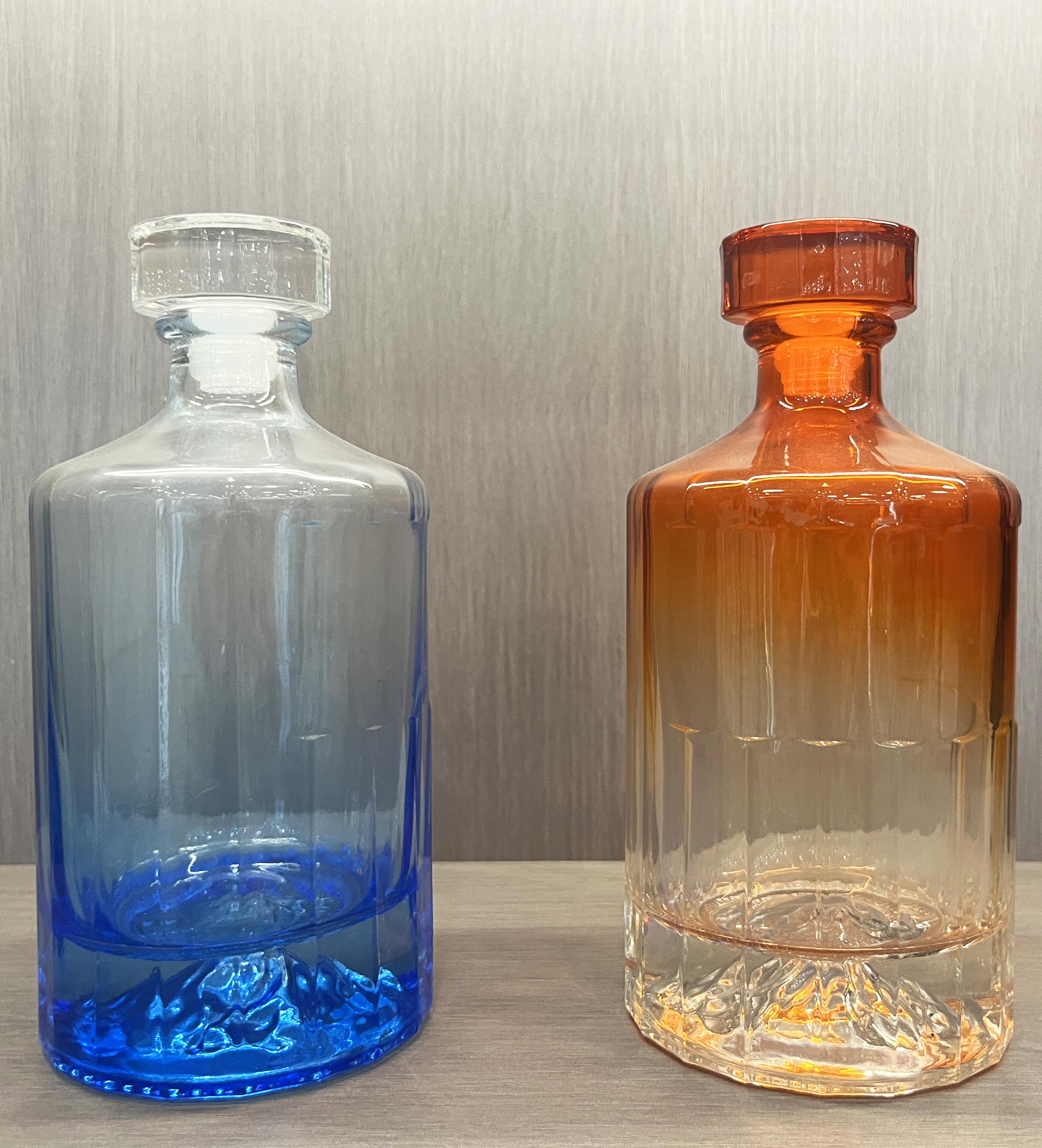 Glass Bottle for Whiskey Vodka Gin 500ml Capacity Mountain Design Spray Cap Included