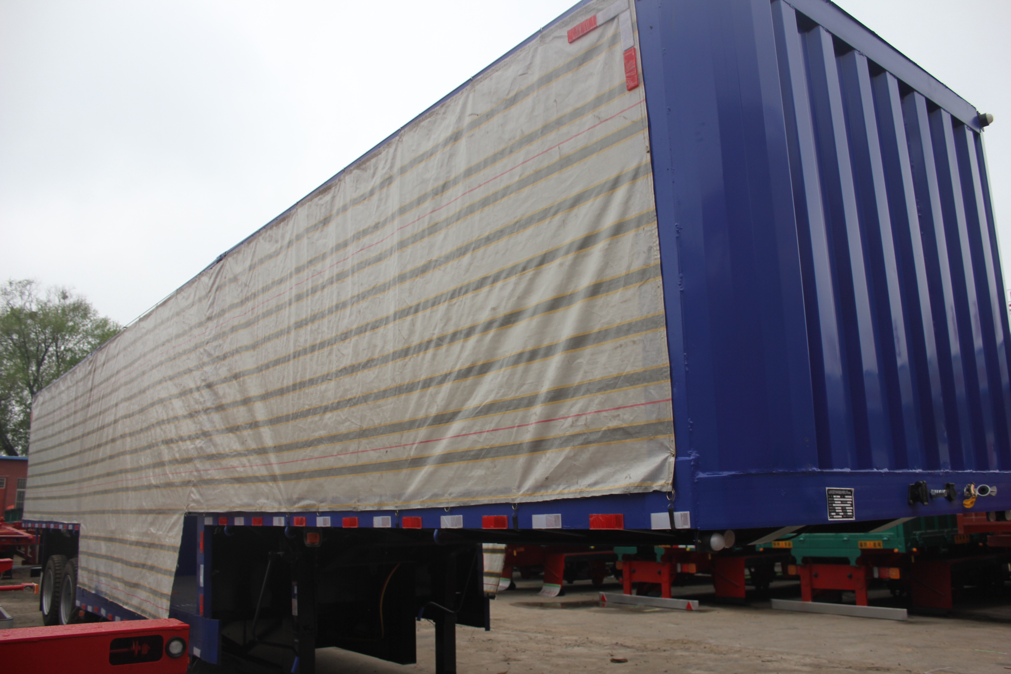 Customised 3 Axles Curtain Side Cargo Trailer for Smooth and Safe Transportation