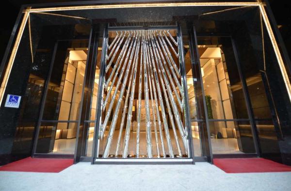 Buy cheap Modern Decorative Tall Indoor Sculptures Customized Good Resistance To Steam from wholesalers