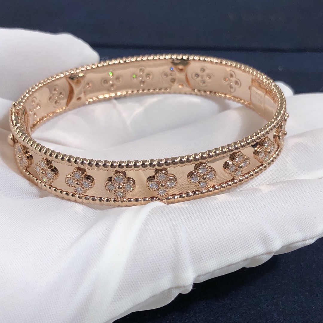 Customization Gorgeous 18k Gold Van Cleef & Arpels PerléE Clovers Bracelet Small Model