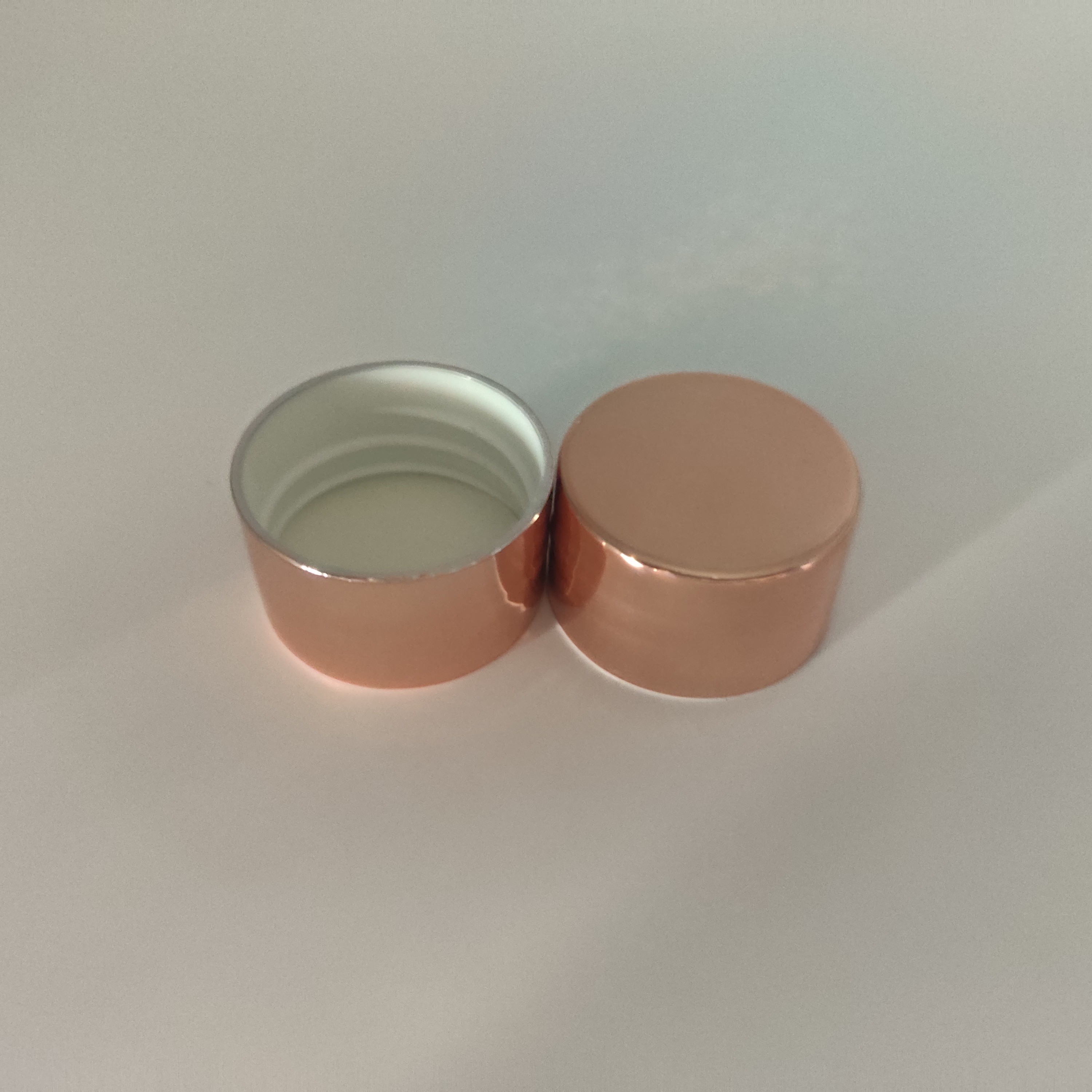 Electroplate Treatment 28mm Plastic Screw Cap For Fine Cosmetic Bottle