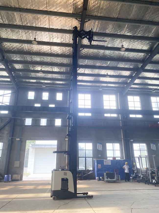 CQD16J 1.6T Battery Operated Reach Truck 1600kg Standing Type Triplex Mast
