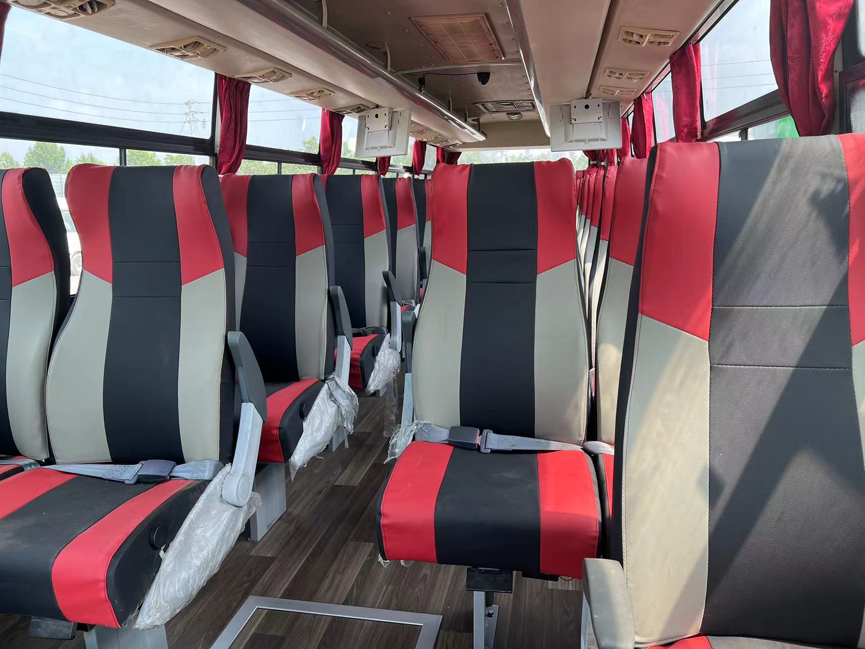 Public Transportation 55 Seats RHD Luxury Coach Bus with 264kw/2200rpm Engine Power