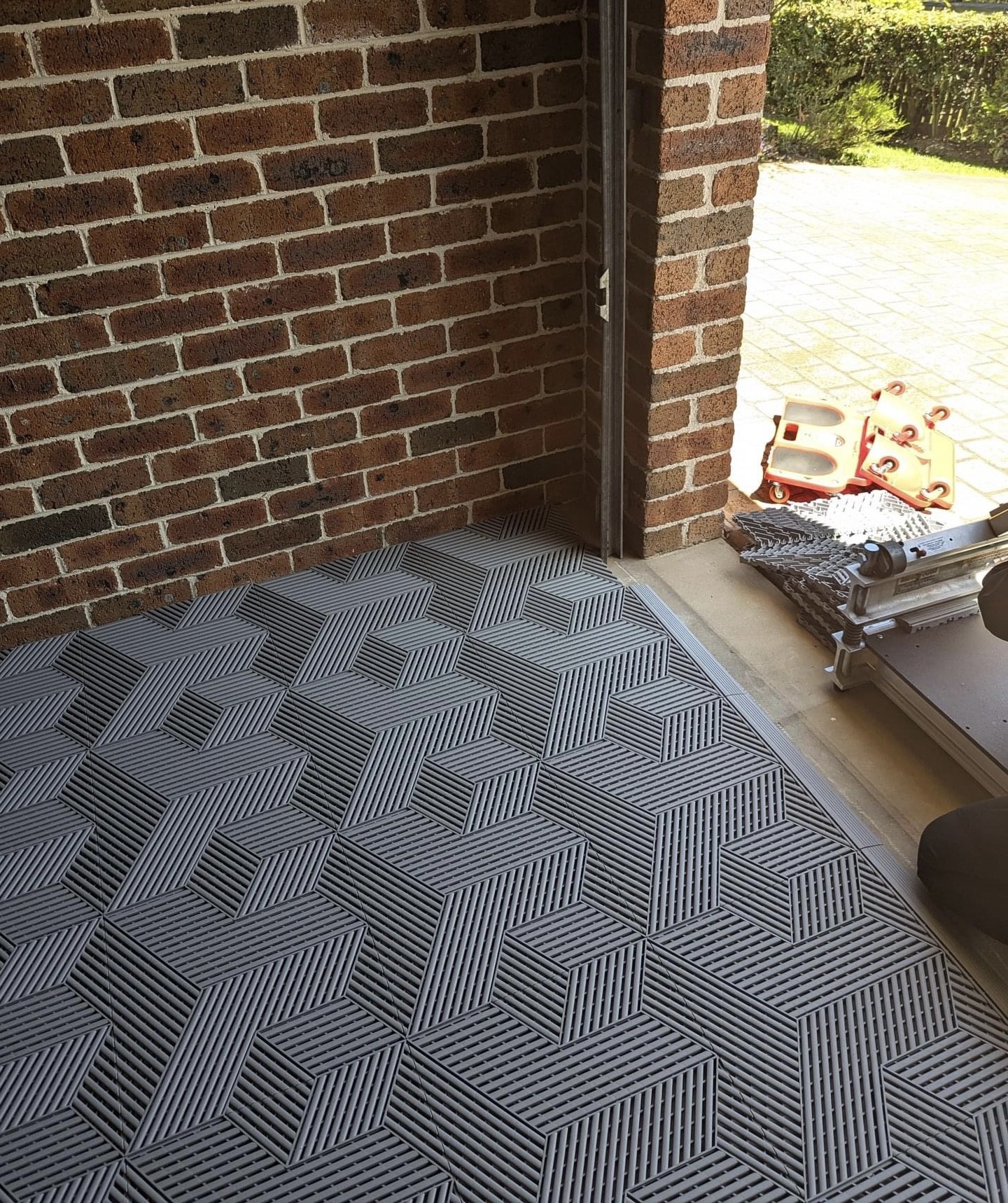 Modern Interlocking Garage Flooring Red Plastic Mats For Garage Floor