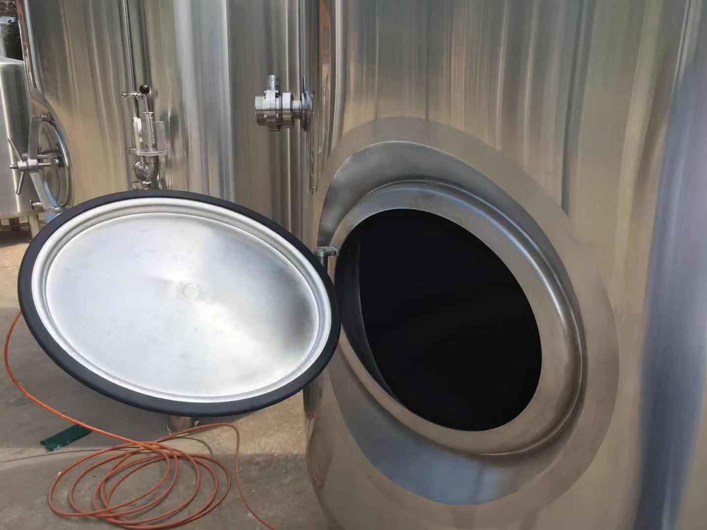 Stainless Steel Commercial Fermentation Tanks , 2500L Bright Bbt Tank For Beer Brewery