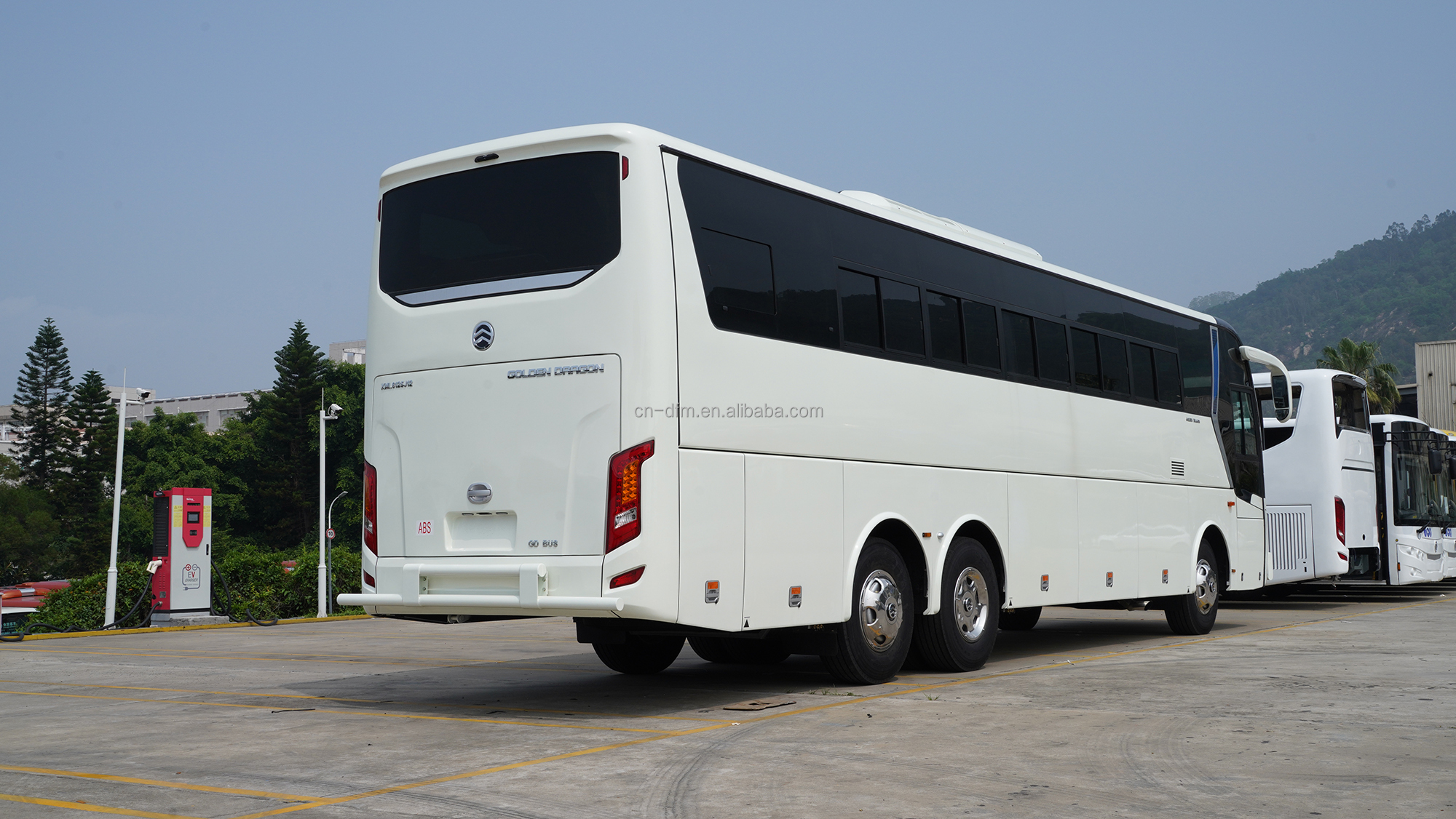 s Refurbished 57 Seats Coach Used Buses with 6 8L Engine Capacity and G.V.W of 15000kg
