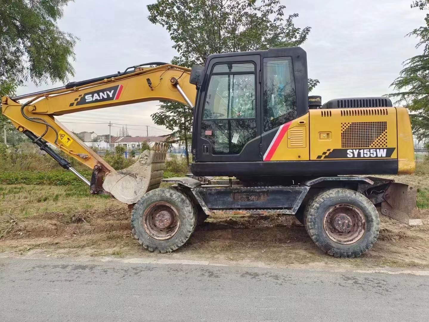 Used Sany SY155W-9 Excavator in with 0.58 Bucket Capacity and 13500 KG Machine Weight