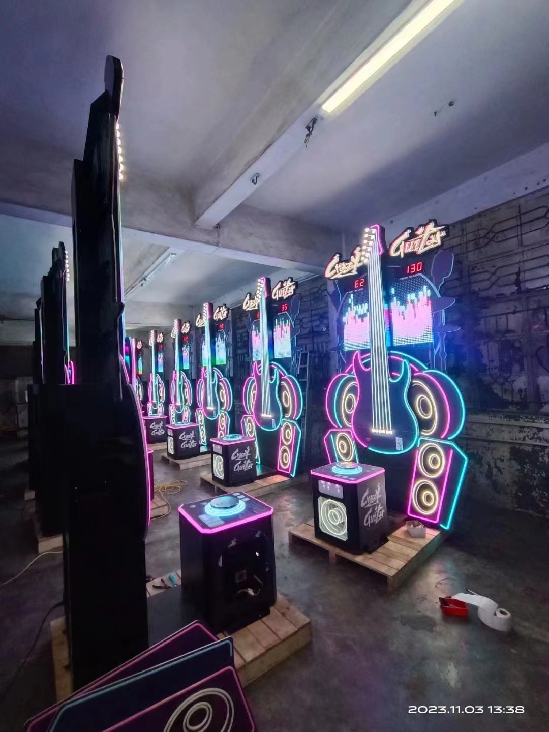 Crazy Guitar Game Sports Arcade Machine Beautiful Shape Cool Lighting