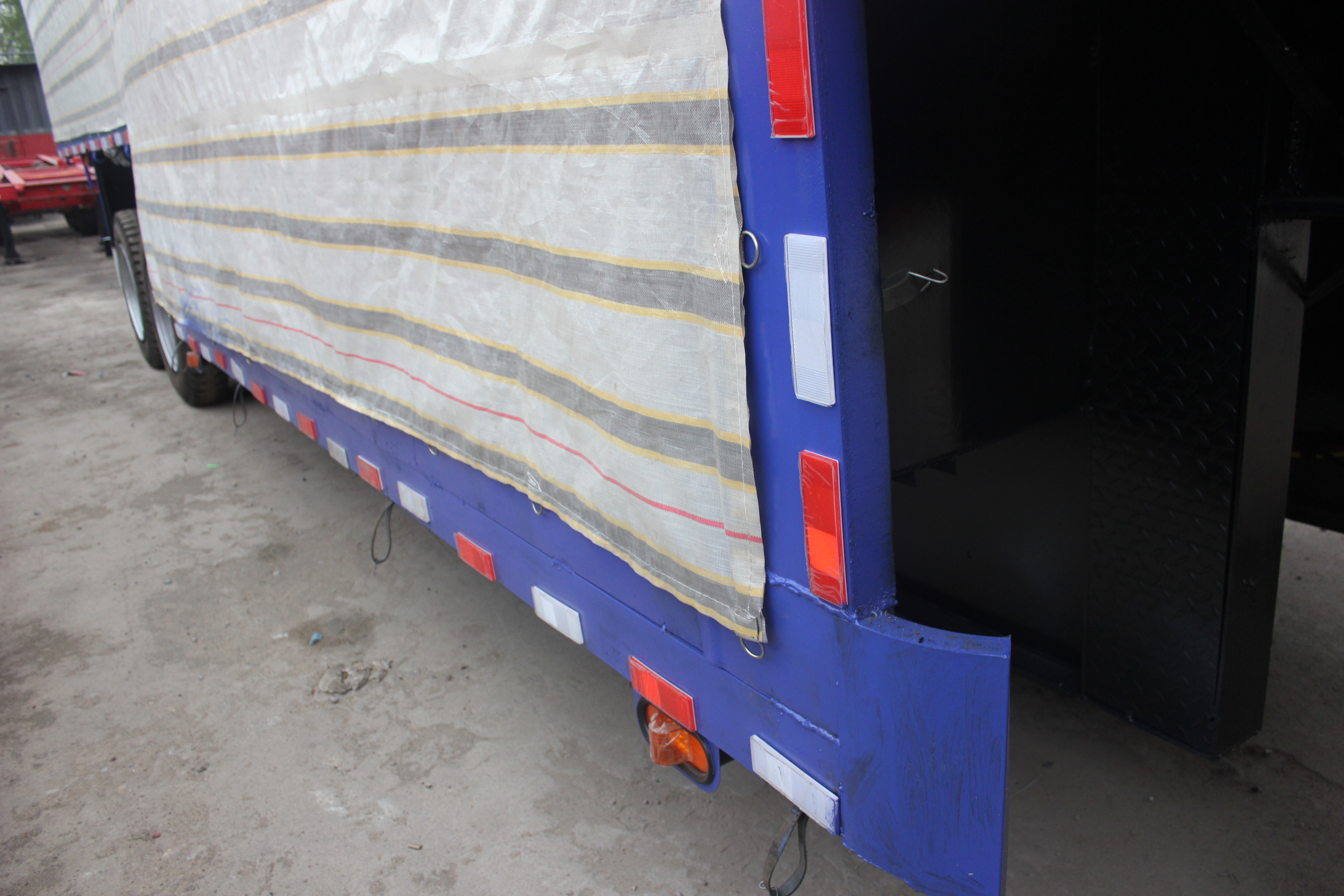 Customised 3 Axles Curtain Side Cargo Trailer for Smooth and Safe Transportation