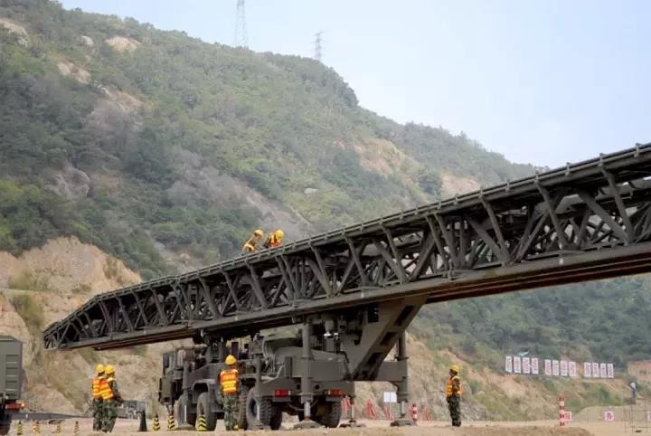 Emergency Assembled Mechanized Bridge Curb Weight Of Erection Vehicle 33t