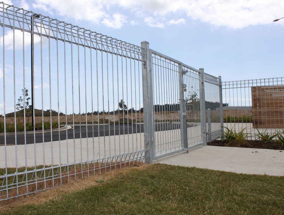 Beautiful Looking Euro Ral6005 Rolled Top Fence For Gated Community Guard House