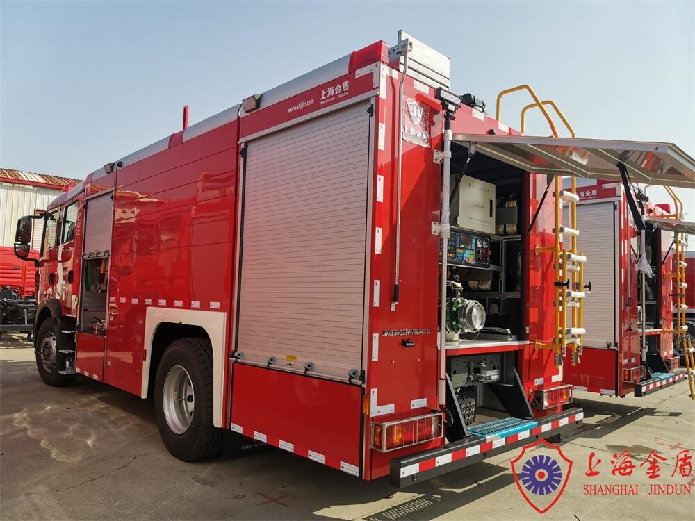 206kw 4x2 Lengthen Cab Water Foam Fire Rescue Vehicles With 8000kg Tender