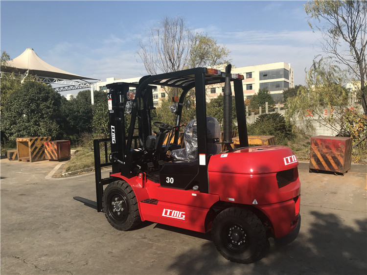 Adjustable Seat 4.5 Triple Mast Forklift , Warehouse Forklift Trucks 1 Year Warranty