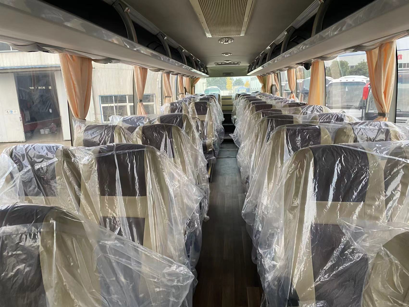 Big Space Luxurious Tourist Coach Bus with Euro 3 Emission Standard and 298/80R22.5 Tyre