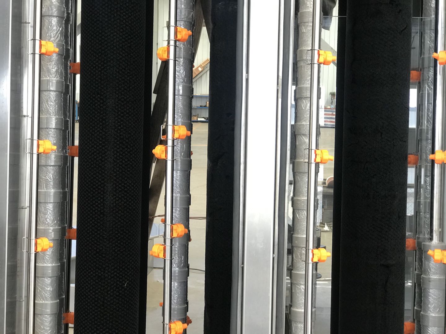 Vertical insulating glass automatic install spacer machine