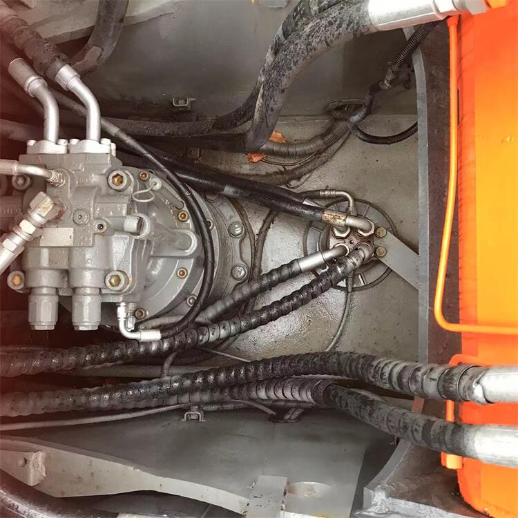 Hitachi ZX200 Crawler Excavator with 860 Working Hours and Original Japanese Condition