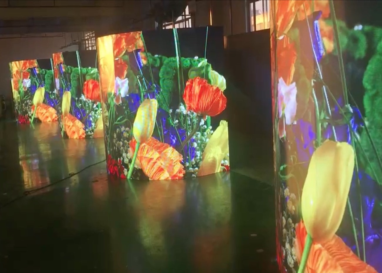 High refresh Outdoor Waterproof Curved Led Display designed for shopping mall and airport