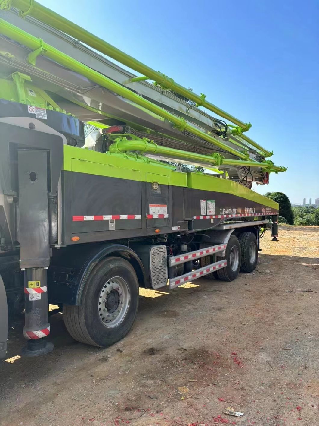 Zoomlion&prime;s 56-Meter Concrete Pump Truck Benz Chassis Is Affordable in 2013