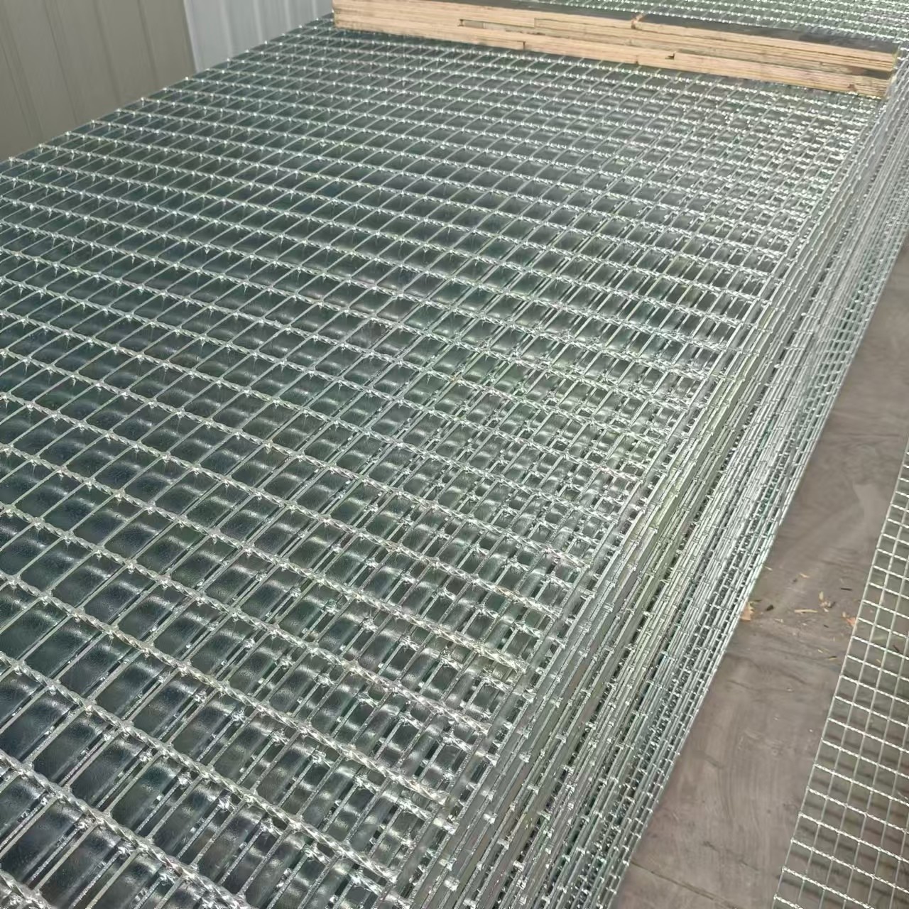 YB/T4001-2007 Standard Serrated Steel Grating 2-5mm Draining And Ventilating
