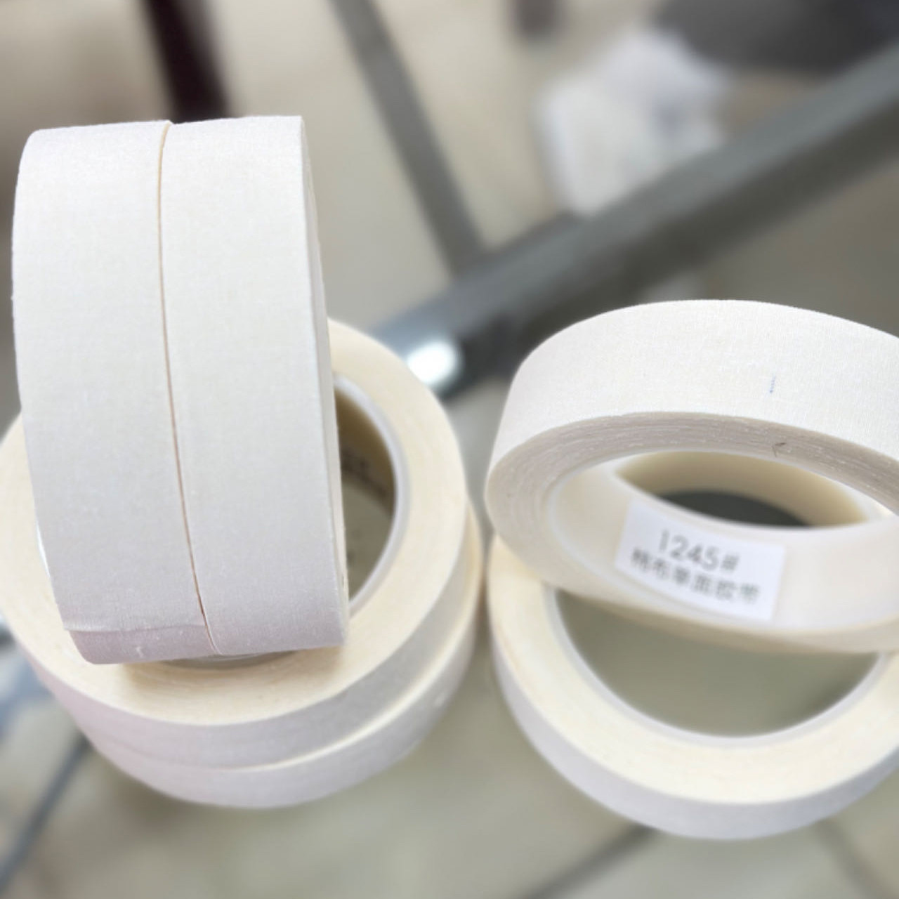 Viscosity White Cotton Hot Melt Adhesive Tape Hand Tear 15m-30m Length Stored In Cool Dry Place.