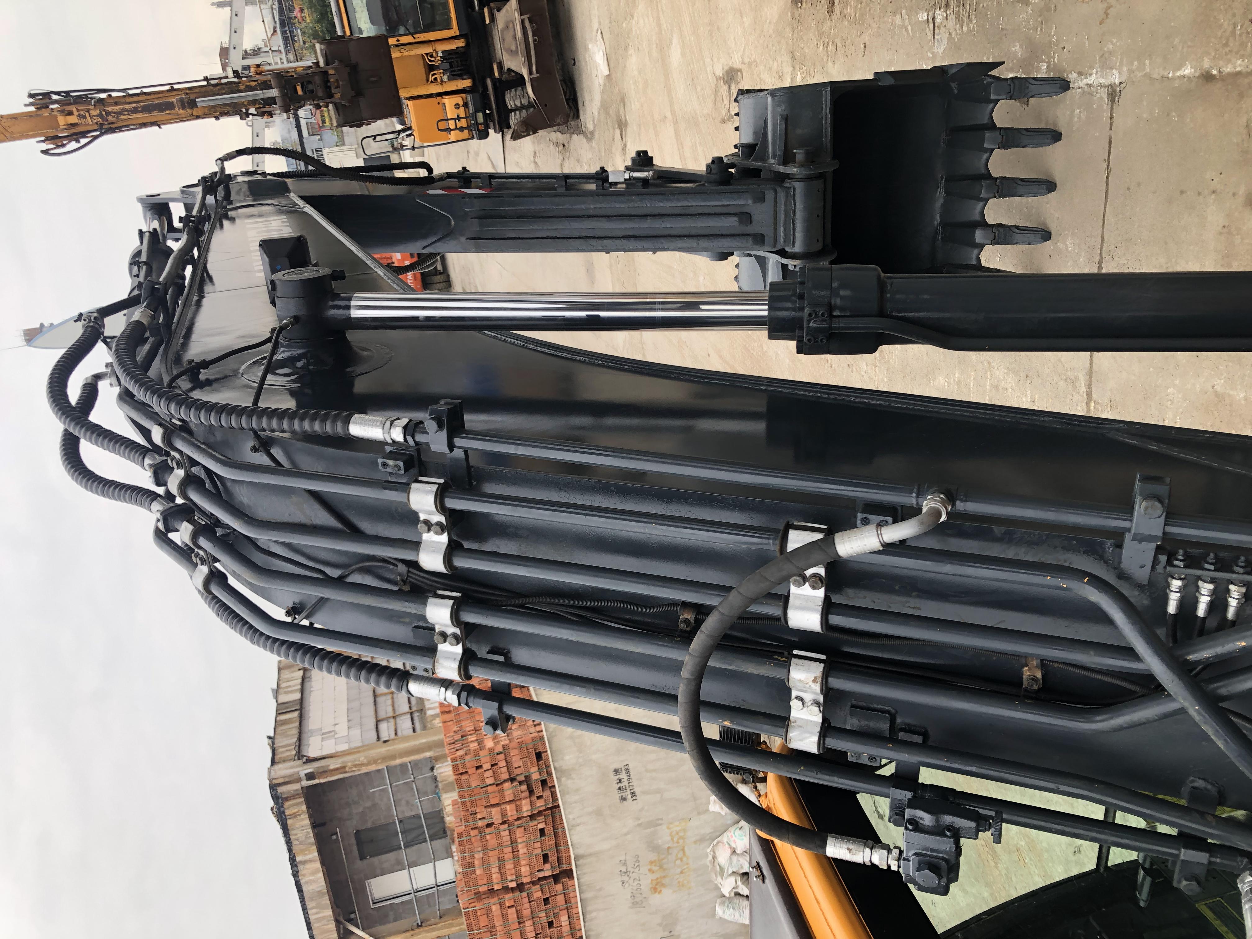 Used Hyundai 225LC-9T Excavator in Shanghai Transport Width 2.99 m Low Working Hours