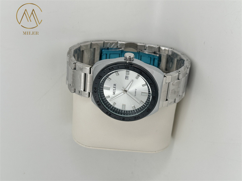 Waterproof Quartz Wrist Watch With Digital Display And Sleek Design