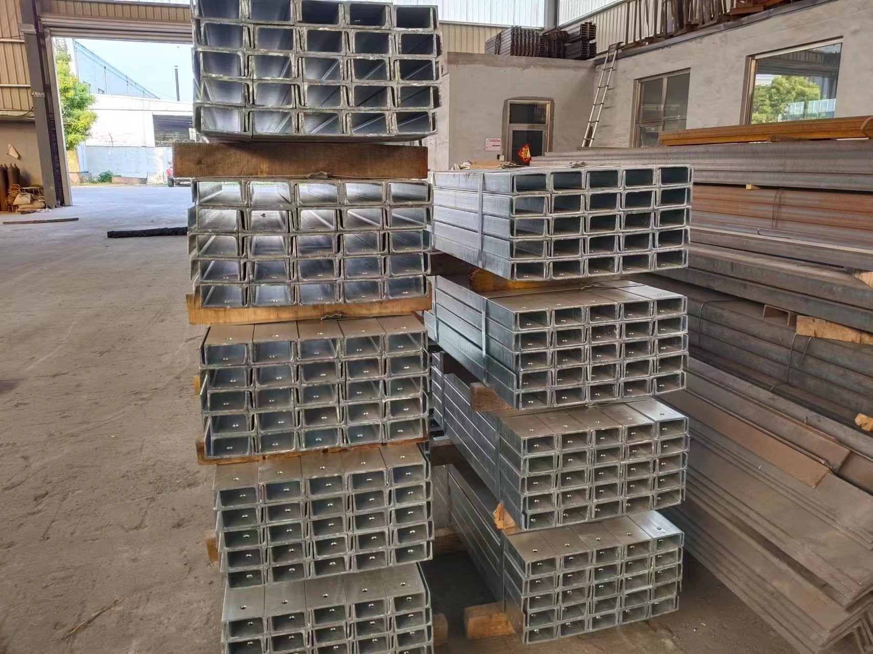 OEM Drilling Galvanised C Section With Hot Dipped Galvanisation Length 900mm-18000mm