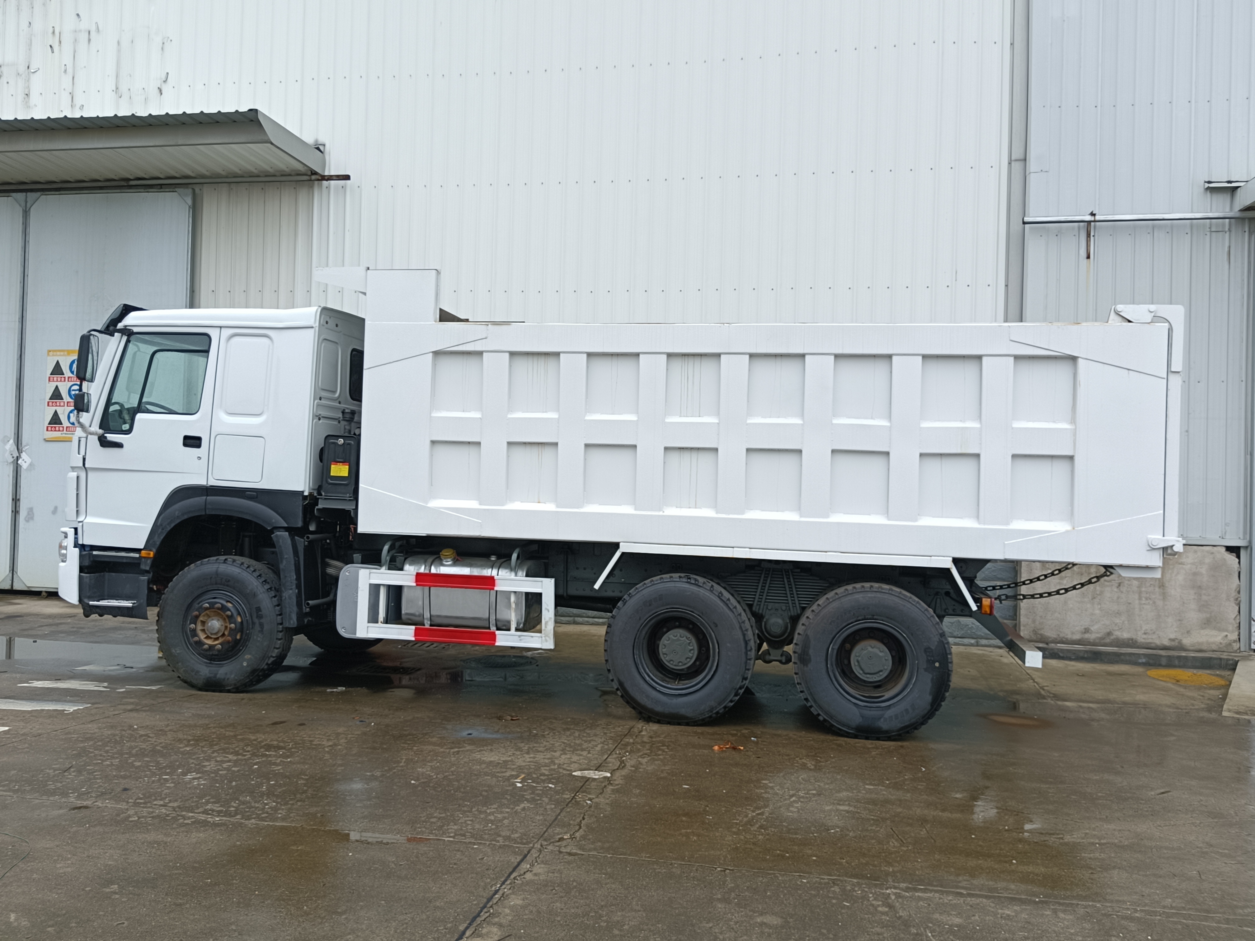 Sino Howo Dump Tipper Truck 375HP Euro 3 Second Hand Drive for Engineering Transportation