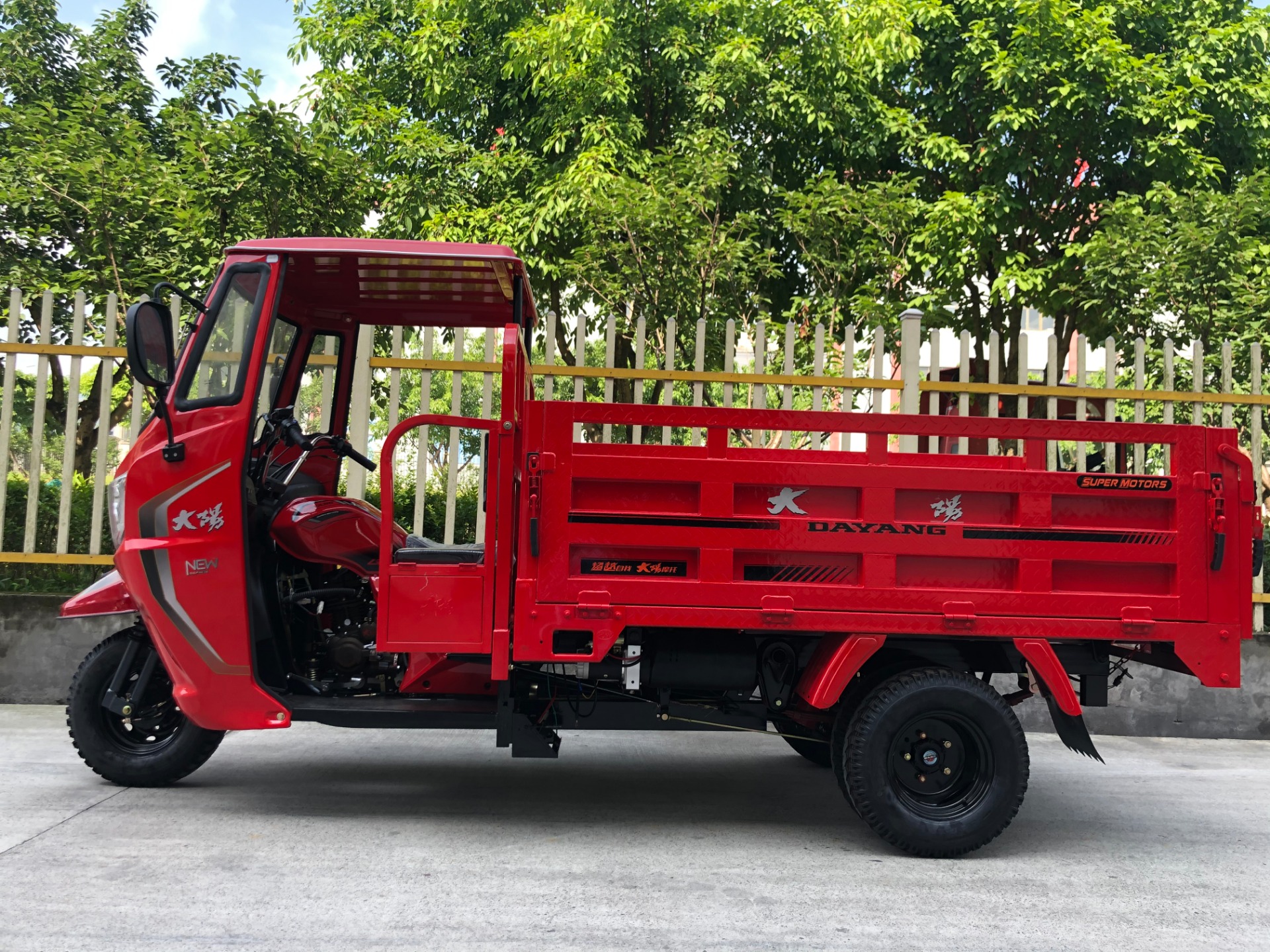 Open Body Type 2021 DAYANG 250cc Semi Cabin Cargo Tricycle 300cc Red Color Power Engine