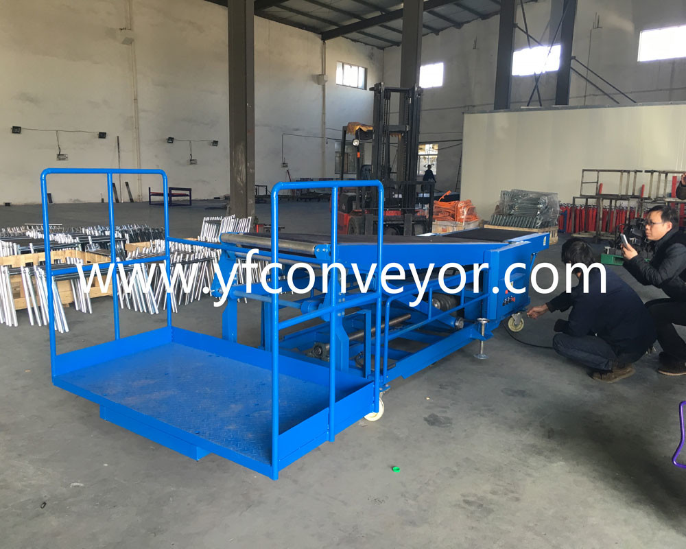 Truck Loading Conveyor has a standing platform/Movable belt conveyor with standing platform