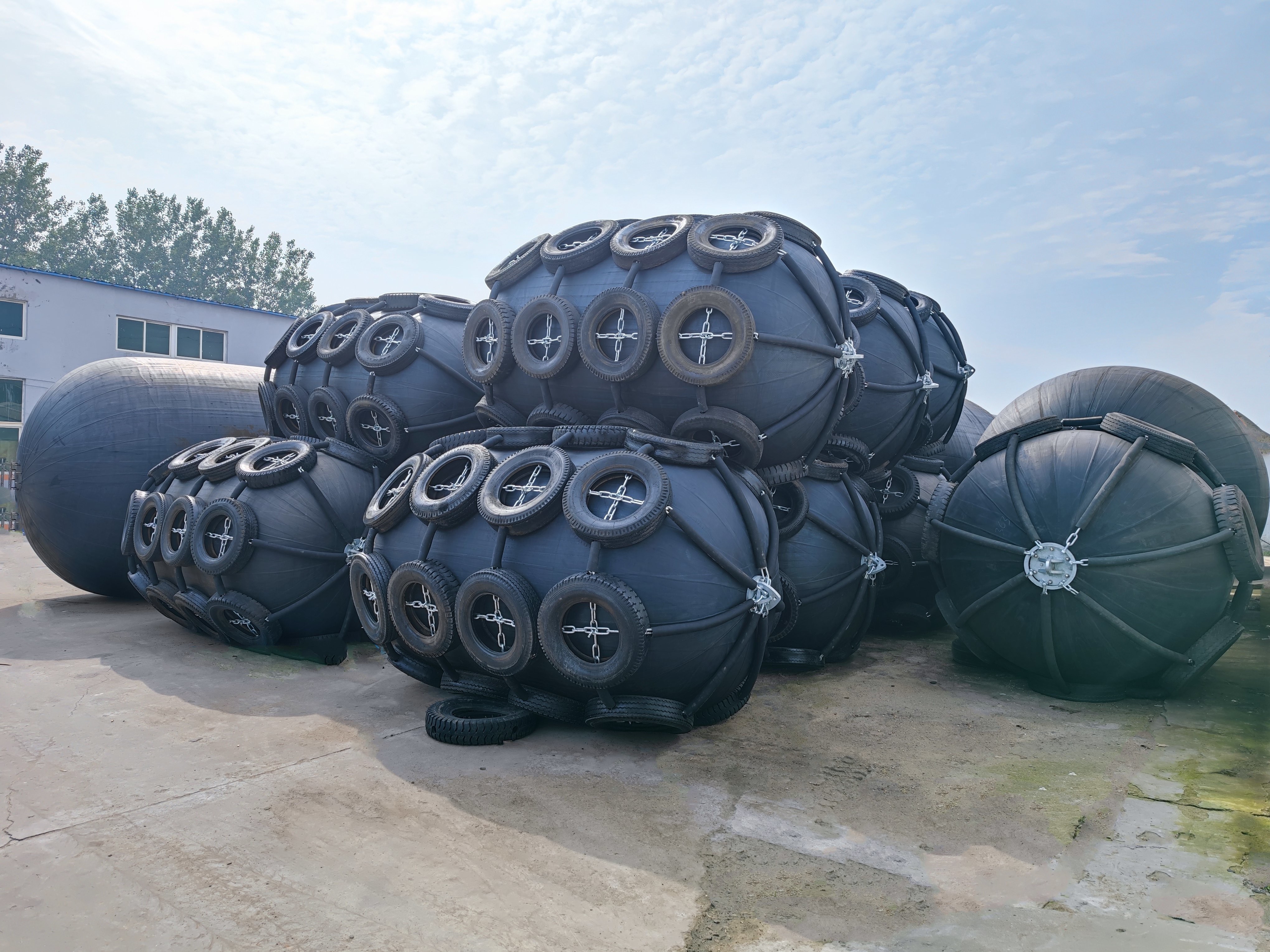 ISO17357 Standard Yokohama Type Pneumatic Rubber Fender Black For Protecting Dock And Boat