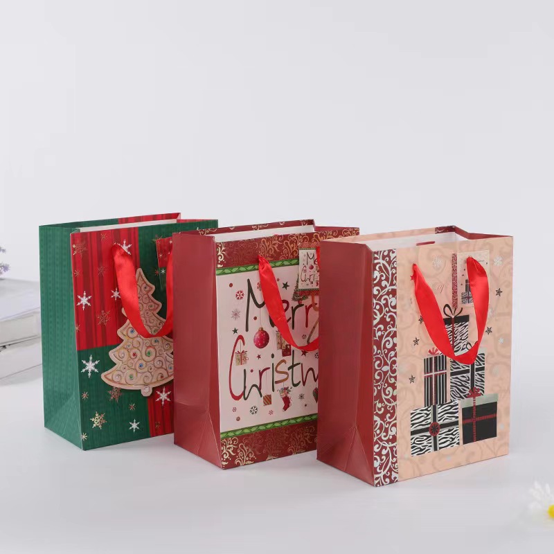 luxury Christmas Paper Shopping Bags Coated Paper for holiday gift