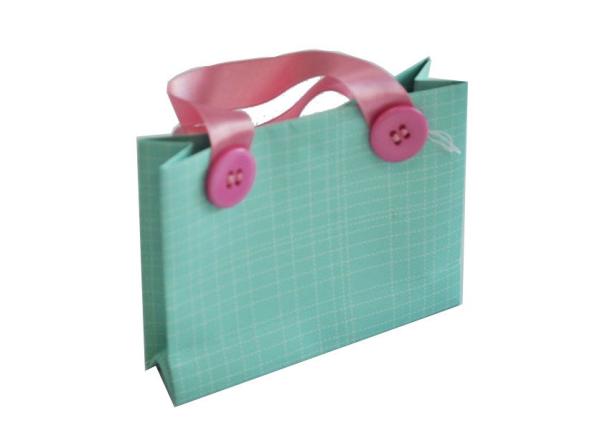 Buy cheap Personalized Paper Gift Bags With Handles, Varnishing Paper Packaging Bags For Cosmetic from wholesalers
