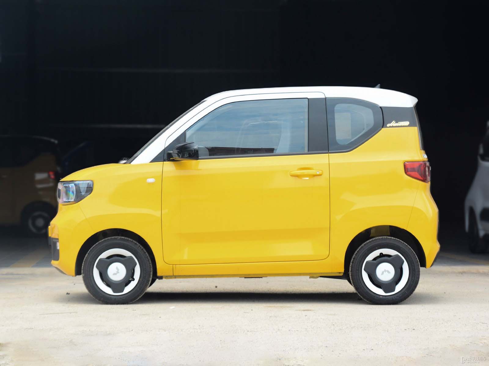 Chinese design Hongguang Mini macarons fashion 120km lithium iron phosphate spot sales, small cars
