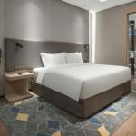 Fully Assembled Hotel Guest Room Furniture Packages Set Customized Shape