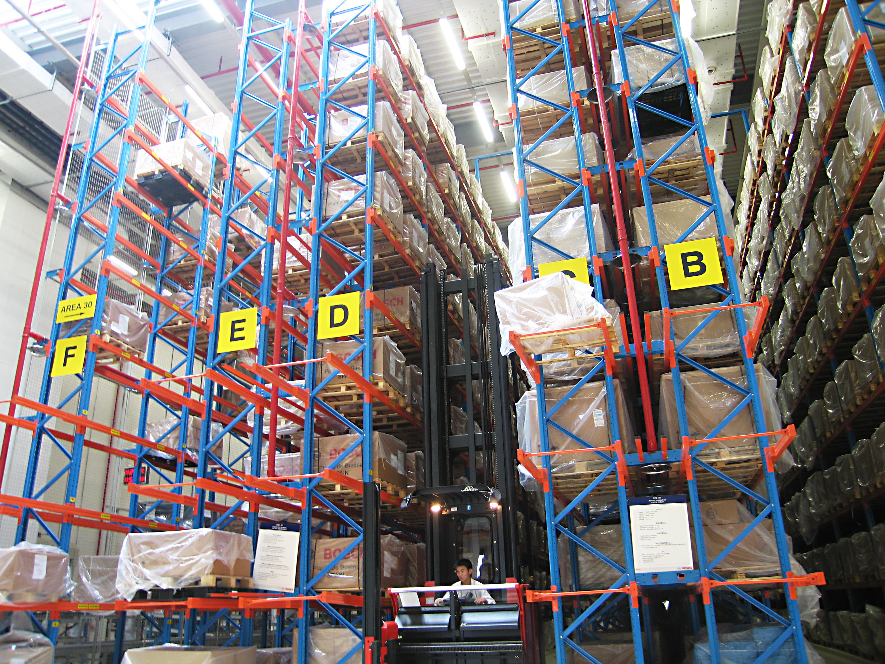 Compact Very Narrow Aisle Industrial Racking For Warehouse Storage