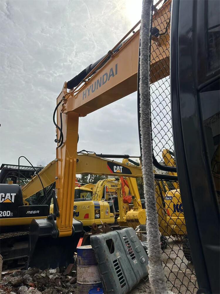 Hyundai 220 Excavator 1.05m3 Bucket Capacity 963 Working Hours Used from South Korea