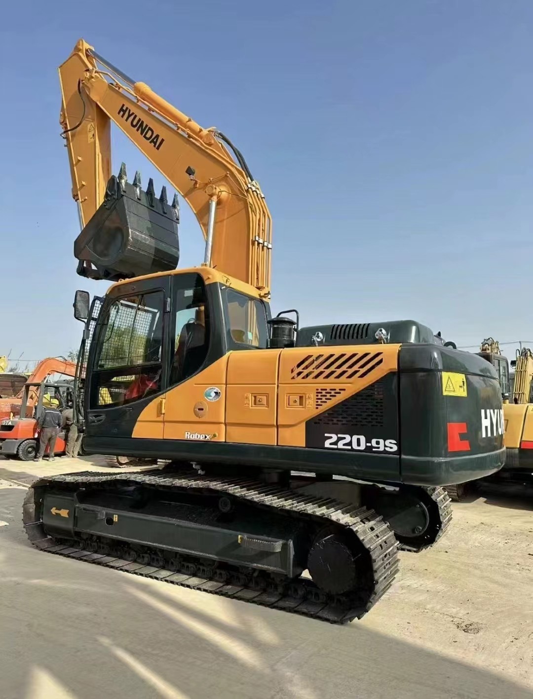 22 Ton Hyundai 220-9s Excavator Is Equipped With A Cummins Engine