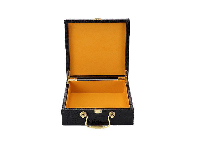 PU Leather Luxury Gift Packaging Boxes Cutsomzied Shape With Portable Handle